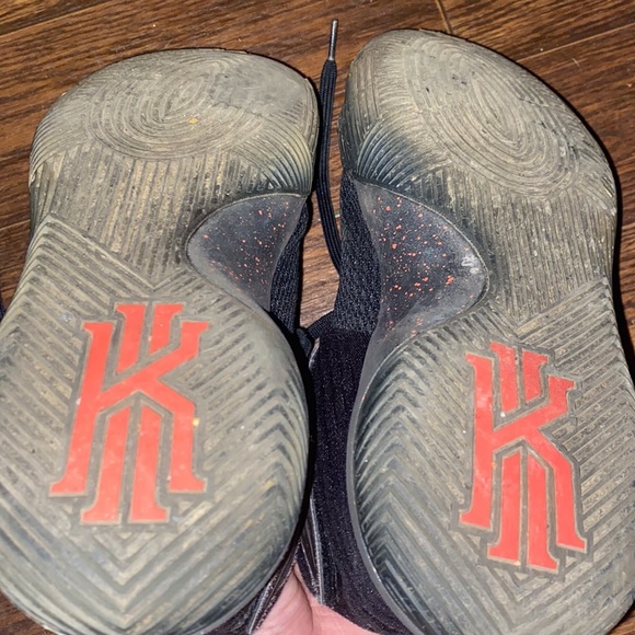 Nike Sz 10 Kyrie Irving 2 basketball shoes. Black/metallic silver. great shape! - Picture 5 of 8